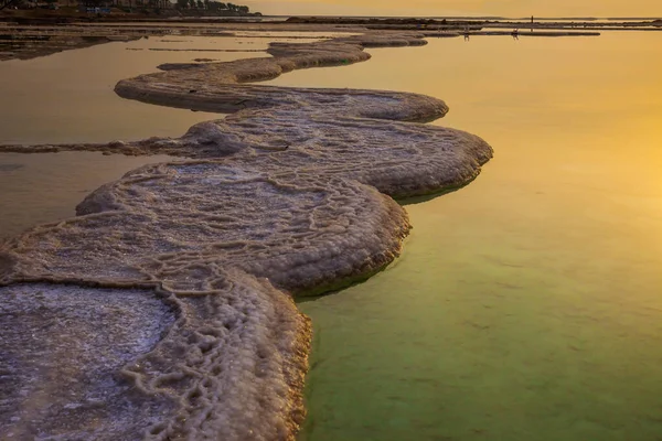 Ölü Deniz Üzerinde Gün Doğumu Sisli Güneş Suyun Pürüzsüz Yüzeyine — Stok fotoğraf
