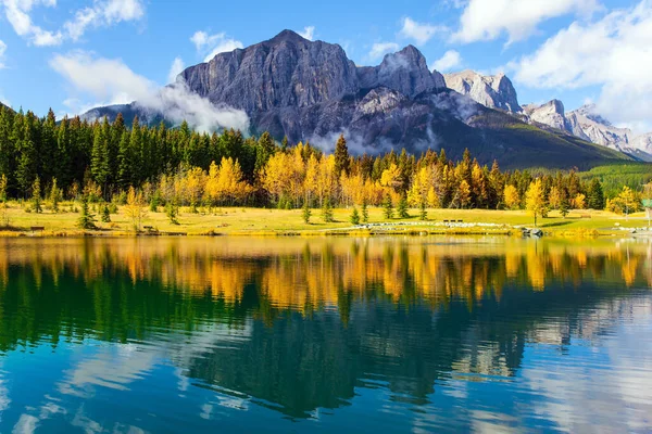 Kanadské Skály Světlý Podzimní Les Odráží Hladké Vodě Jezera Město — Stock fotografie