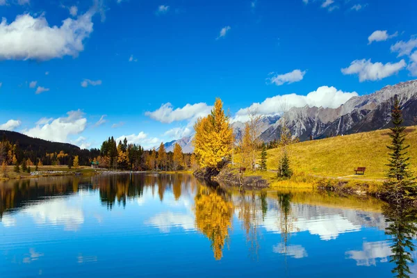 坎莫尔的裙子积云反映在平静的湖水中 加拿大落基山脉的秋天一片繁茂 生态和摄影旅游的概念 — 图库照片