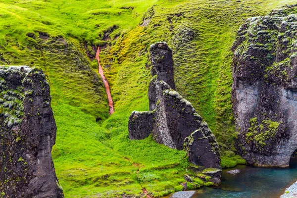 Klippen Mit Moos Bedeckt Die Geheimnisvolle Schlucht Island Fyadrarglyufur Island — Stockfoto