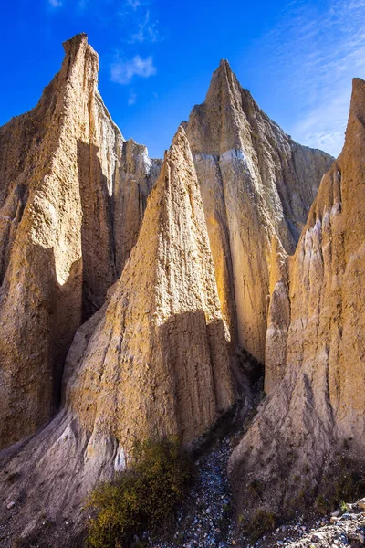 锯齿状的尖尖尖和山脊被狭窄的峡谷隔开 Clay Cliffs 新西兰 壮丽的天然土地形成 自然和摄影旅游的概念 — 图库照片