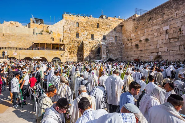 在圣殿西墙举行的令人兴奋的仪式 Cohanim家族的祝福耶路撒冷 用喜庆的白色塔利特包裹着的犹太人祈祷 宗教和摄影旅游的概念 — 图库照片
