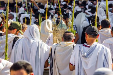 Hamursuz Bayramı 'nda Cohenim' in kutsaması. Kudüs, İsrail. Beyaz Talit 'e sarılmış Yahudiler Batı Duvarı' nda dua ediyorlar. Tapınak Dağı 'nın batı yamacında seremoni. Dini ve fotoğraf turizmi kavramı