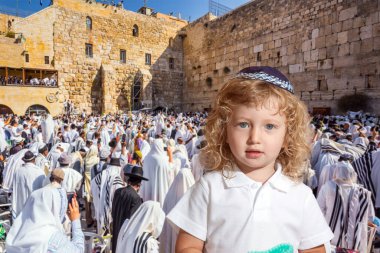 Cohenim 'in kutsaması. Hamursuz Bayramı. Batı Duvarı 'nda dua eden Yahudiler. Kudüs 'teki Tapınak Dağı' nda ayin. Yarmulke 'li küçük Yahudi çocuk. Dini ve fotoğraf turizmi kavramı