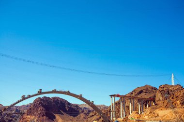 Büyük mühendislik çözümü. ABD 'deki en uzun beton kemer köprüsünün yapımı. Colorado Nehri 'nin aşağısında. Kara Kanyon. Aktif ve fotoğraf turizmi kavramı