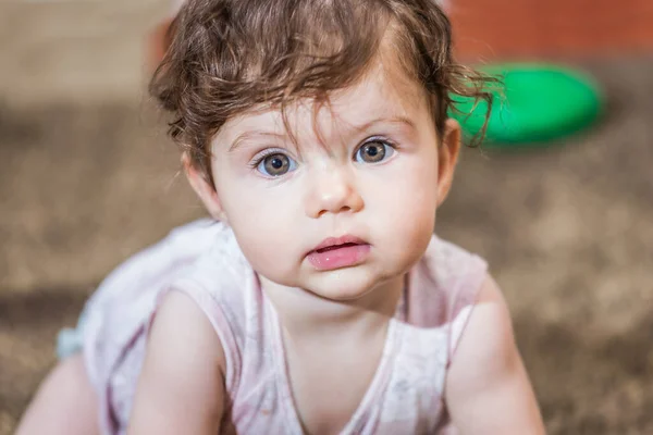 Güzel Büyük Yumuşak Gözlü Sevimli Küçük Kız Bebek Yürümeyi Öğreniyor — Stok fotoğraf