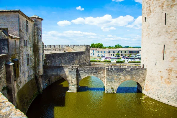 Krachtige Muren Een Gracht Met Water Omringen Oude Stad Aigues — Stockfoto