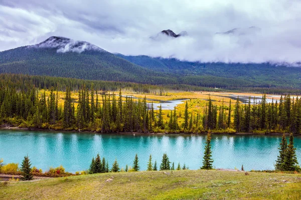 Lago Montagna Con Acqua Fredda Azzurra Tramonto Fiaba Canada Giornata — Foto Stock