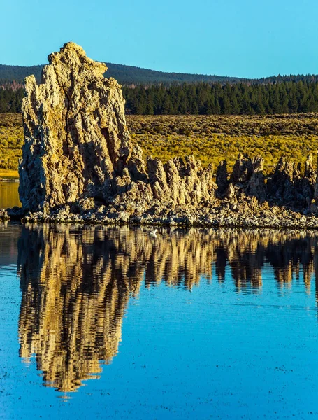 Hermoso Reflejo Pintoresco Lago Mono Puesta Sol Las Columnas Restos — Foto de Stock