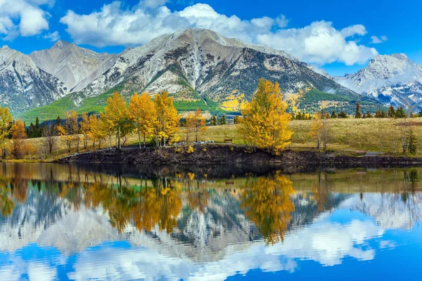 Ljusa Höstskogar Speglas Sjön Tre Systrar Berg Kanadensiska Banff Park — Stockfoto