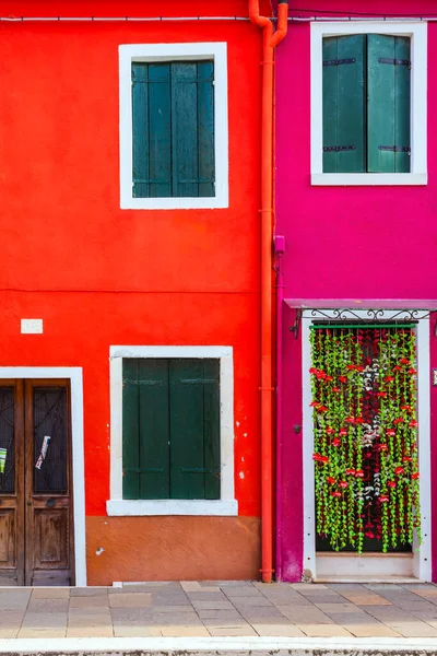 Fachada Una Encantadora Casa Color Rojo Pequeña Pintoresca Isla Burano — Foto de Stock