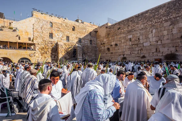 Jerusalem Israel Septiembre 2018 Judíos Orando Muro Occidental Envueltos Festivo —  Fotos de Stock