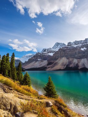 Bow Gölü. Gök mavisi berrak suyu olan buzul gölü. Alberta, Rocky Dağları, Kanada. Icefield Parkway göl kıyısı boyunca uzanan popüler bir turist yoludur. Soğuk güneşli sonbahar günü 