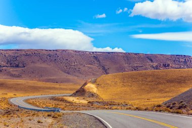 Patagonya bozkırında asfalt yol. Şubat 'ta yaz günü. Aktif ve aşırı turizm kavramı