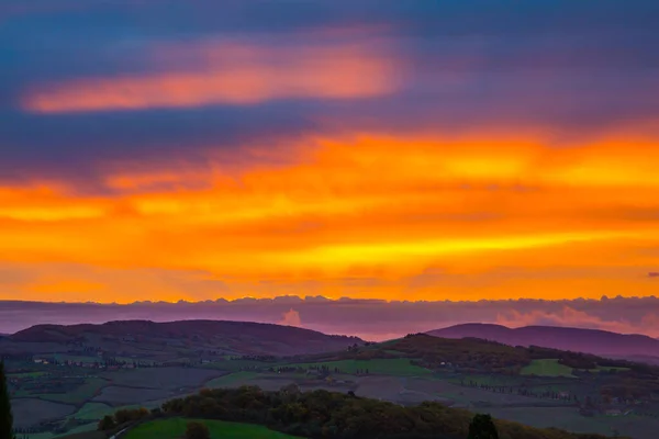 Sol Sale Increíbles Nubes Amanecer Valle Fotografiado Desde Una Muralla —  Fotos de Stock