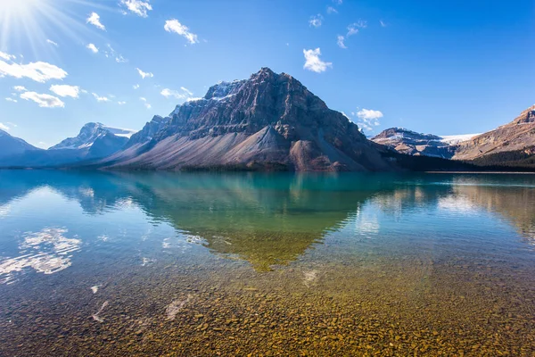 Lake Bow Gleccser Tiszta Azúrvízzel Rocky Hegység Kanada Hegyek Tükröződnek — Stock Fotó