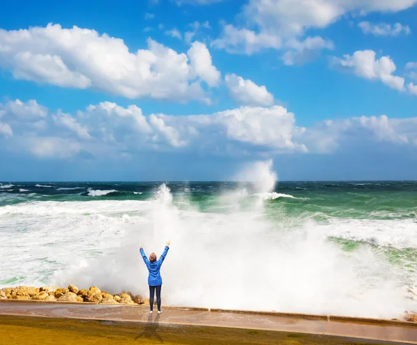 Žena Modrém Saku Obdivovaná Mořskou Silou Zimní Bouře Středozemním Moři — Stock fotografie