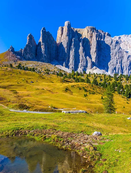 Maestose Rocce Bianche Grigie Riflettono Nella Pozzanghera Alpi Calcaree Meridionali — Foto Stock