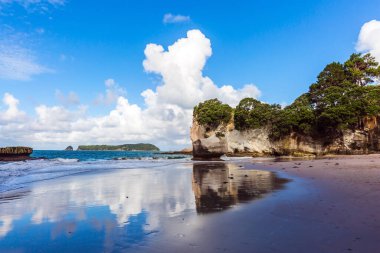 Hayatının geri kalanı için büyük bir macera. Yeni Zelanda 'ya git. Katedral Koyu. Okyanus alçak gelgit. Islak kumdaki bulutların ayna yansımaları. Egzotik, ekolojik ve fotoğraf turizmi kavramı