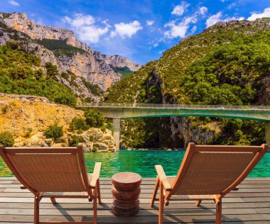 Kanyon ve Verdon nehri üzerinde büyük bir köprü. Merkantur Ulusal Parkı, Provence, Fransa Mercantour Parkı 'ndaki Verdon Boğazı. Provence Alpleri, Fransa. Durance Nehri 'nin kolu. Parlak yeşil nehir suyu