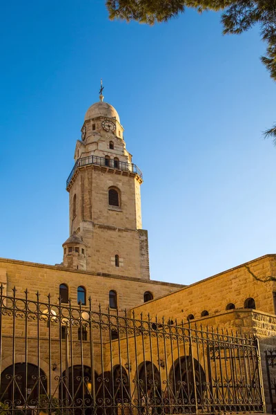 Torre Sino Cristã Pôr Sol Torre Sino Iluminada Pelo Pôr — Fotografia de Stock