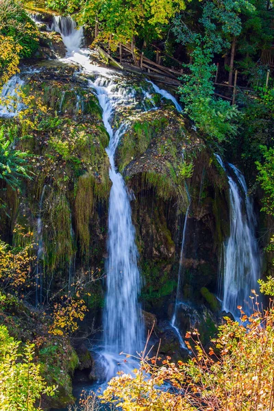 Małe Chorwackie Miasteczko Slunj Las Otacza Rzekę Kaskada Wodospadów Rzece — Zdjęcie stockowe