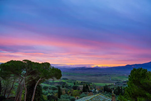 天空的边缘变成了粉色 日出时乌云密布 意大利中部山谷中令人惊叹的风景 托斯卡纳 皮恩扎市活动 建筑和摄影旅游的概念 — 图库照片
