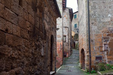 İtalya, Güney Toskana. Tufa şehri Sorano. Kasvetli taş duvarların arasındaki dar sokaklar, taş basamaklar. Etkin, tarihi ve fotoğraf turizmi kavramı