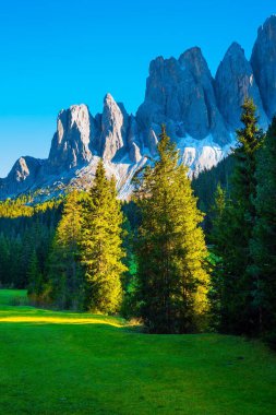 Gün batımı, Majestic Dolomitler. İtalya. Turistik yeşil vadiyi çevreleyen güçlü dağ zirveleri Val di Funes 'dur. Aktif, ekolojik ve fotoğraf turizmi kavramı 