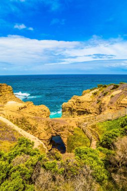 Kıyı kayaları kumtaşından bir kemer oluşturdu. Avustralya 'nın Büyük Okyanus Yolu. Egzotik, aktif ve fotoğraf turizmi kavramı