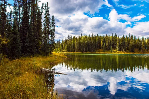 Glattes Wasser Spiegelt Den Bewölkten Himmel Wider Ruhiger Flacher See — Stockfoto