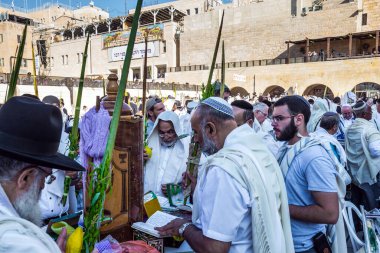 JERUSALEM, ISRAEL - 26 Eylül 2018: Batı Duvarı 'nda namaz kılan Yahudiler. Cohanim 'in kutsaması. Tapınak Dağı 'nın batı yamacında seremoni. Dini ve fotoğraf turizmi kavramı