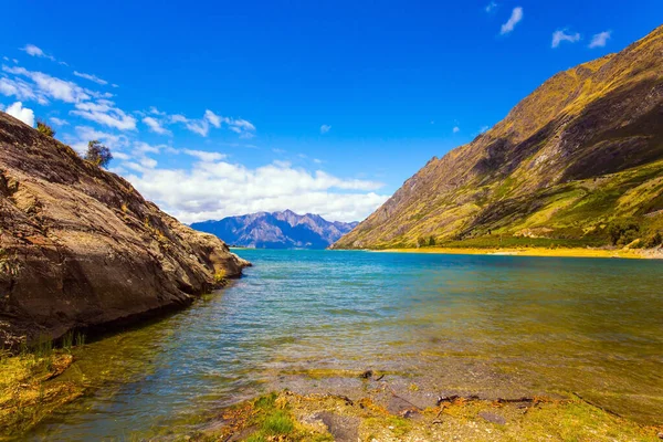 环绕着壮丽的哈韦湖的是山脉 到世界尽头的旅程 新西兰南岛 积极和摄影旅游的概念 — 图库照片