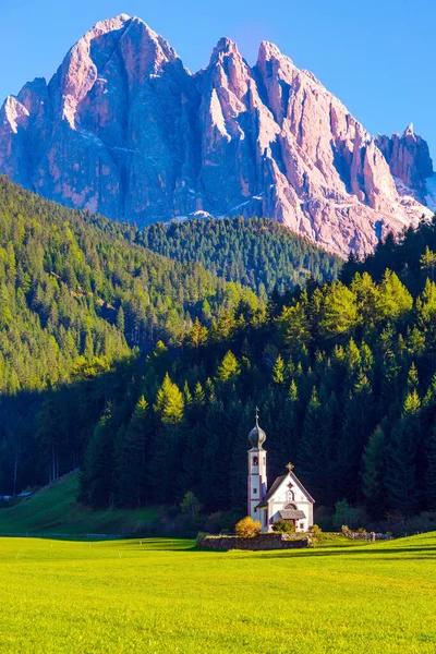 Pequena Igreja Branca Com Sino Entre Gramados Verdes Pôr Sol — Fotografia de Stock