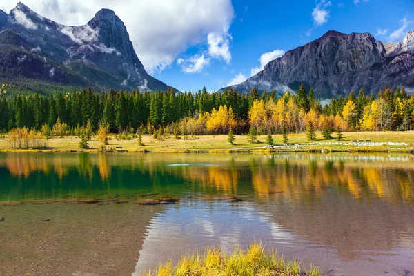 Banff Park Three Sisters Mountain Covered Lush White Clouds Bright — Stock Photo, Image