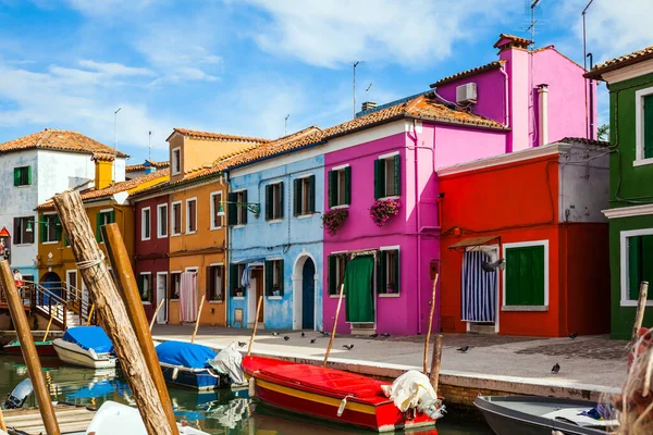 Island Burano Venice Bright Colored Buildings Lit Morning Sun Boats — Stock Photo, Image