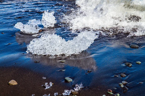 Der Berühmte Isländische Schwarze Sandstrand Die Brandung Des Ozeans Bringt — Stockfoto