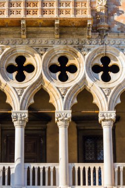 Valinin Sarayı 'nın ön cephesi sütunlarla süslenmiş. Saray İtalyan Gotik mimarisinin büyük bir anıtıdır. Venedik 'e büyülü bir yolculuk. Fotoğraf turizmi kavramı