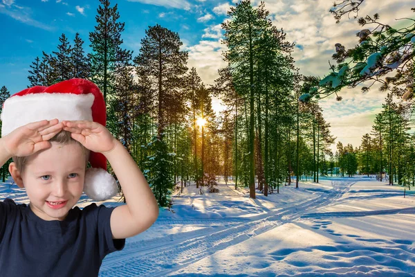 Knappe Kleine Jongen Met Blauwe Ogen Lacht Lapland Skibaan Het — Stockfoto