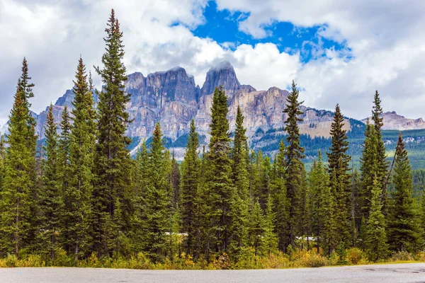 Schneebedeckte Berggipfel Kanada Märchen Bewölkter Herbsttag Den Kanadischen Rocky Mountains — Stockfoto