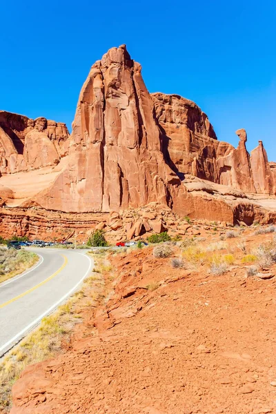 Arches Park Utah Usa Asphaltstraße Malerische Rotbraune Sandsteinklippen Bilden Eine — Stockfoto