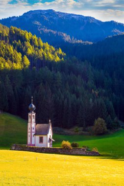 Gün batımında çok güzel bir kilise. Tyrol, İtalya. Val di Funes Vadisi. Görkemli Dolomitler. Aktif, ekolojik ve fotoğraf turizmi kavramı