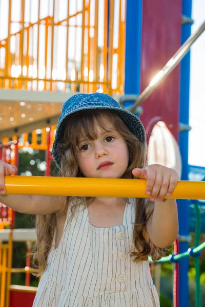 Attractie Speeltuin Groen Park Warme Zomerdag Schattig Klein Meisje Met — Stockfoto