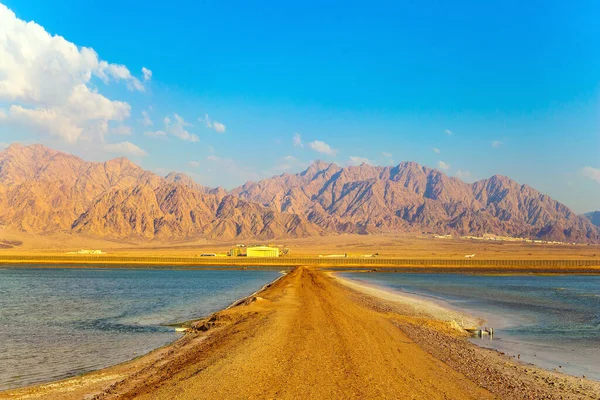 Eilat Körfezi Kıyılarında Sığ Göller Ürdün Dağları Sisli Siste Görünür — Stok fotoğraf