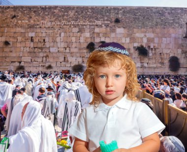 Yarmulke takmış, mavi gözlü, sevimli bir Yahudi çocuk. Cohen 'in kutsaması. Kudüs 'teki Tapınak Dağı' nda ayin. Batı Duvarı 'nda dua eden Yahudiler. Dini ve fotoğraf turizmi kavramı