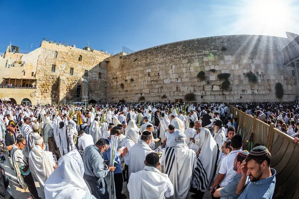Jerusalem Israel September 2018年9月26日 神殿西墙的节日庆典 用喜庆的白色塔利特包裹着的犹太人祈祷 Cohanim家族的祝福朝圣的概念 — 图库照片