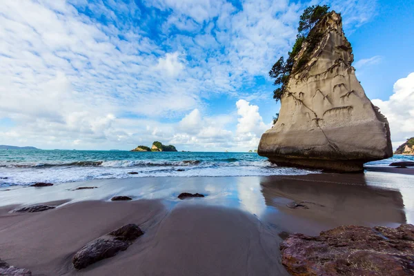 日落时 大教堂湾的海洋低潮 巨大的巨石和风景如画的岩石在沙滩上 新西兰 异国情调 生态和摄影旅游的概念 — 图库照片