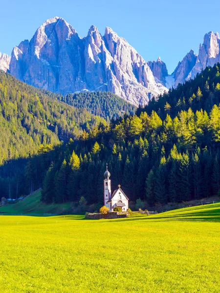 Pequeña Iglesia Blanca Con Una Campana Entre Césped Verde Atardecer — Foto de Stock