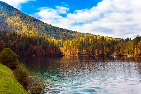 Lago Fuzine Frontera Entre Norte Italia Eslovenia Magníficos Colores Del —  Fotos de Stock
