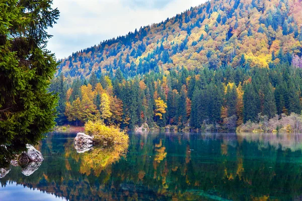 Lake Fuzine Noord Italië Prachtige Herfstkleuren Oranje Gele Bomen Worden — Stockfoto